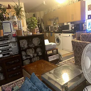 Private Room. In Zone 2 In Cousy Flat London